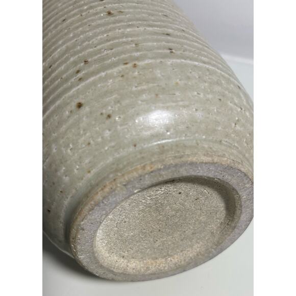 Vintage Tan Speckled Mid Century Hand Made Pottery Vase with wheat flowers - Picture 4 of 4